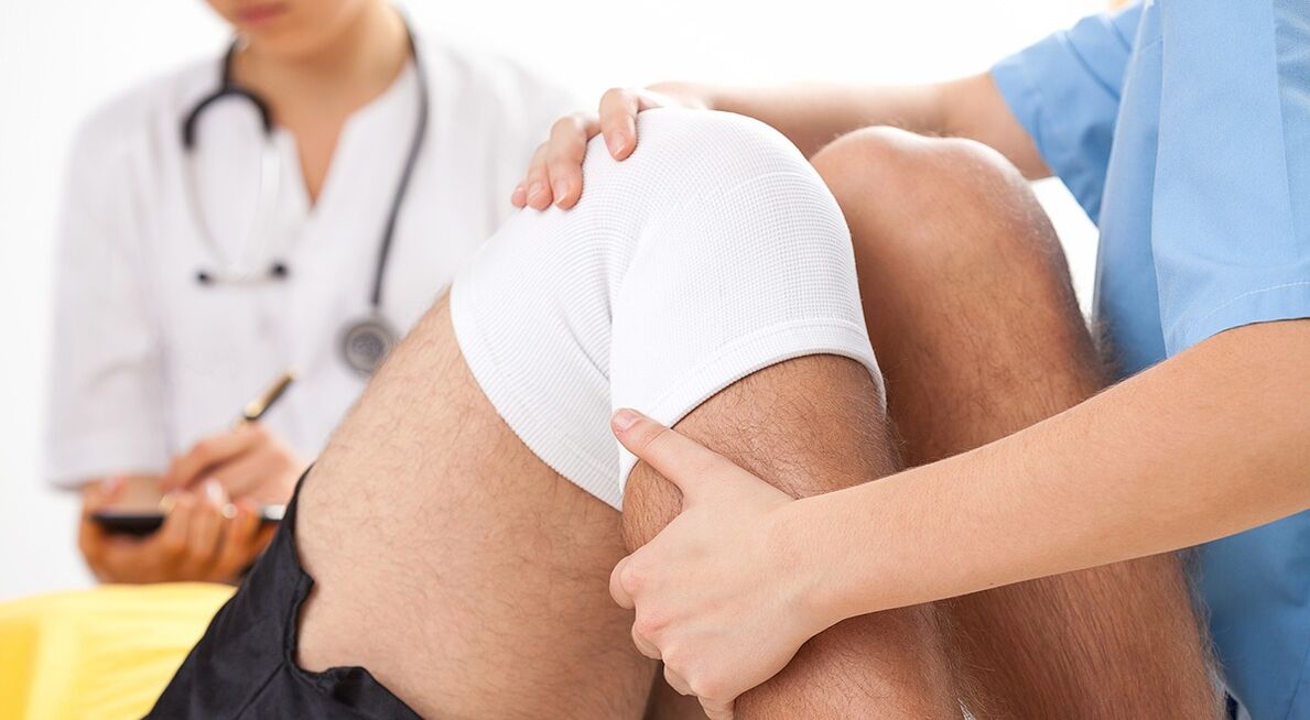 Arzt untersucht ein Knie mit Osteoarthritis