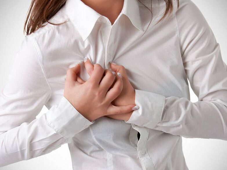 Eine Osteochondrose der Brustwirbelsäule geht mit Brustschmerzen einher. 