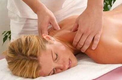 Therapeutische Massage gegen Hals -Osteochondrose
